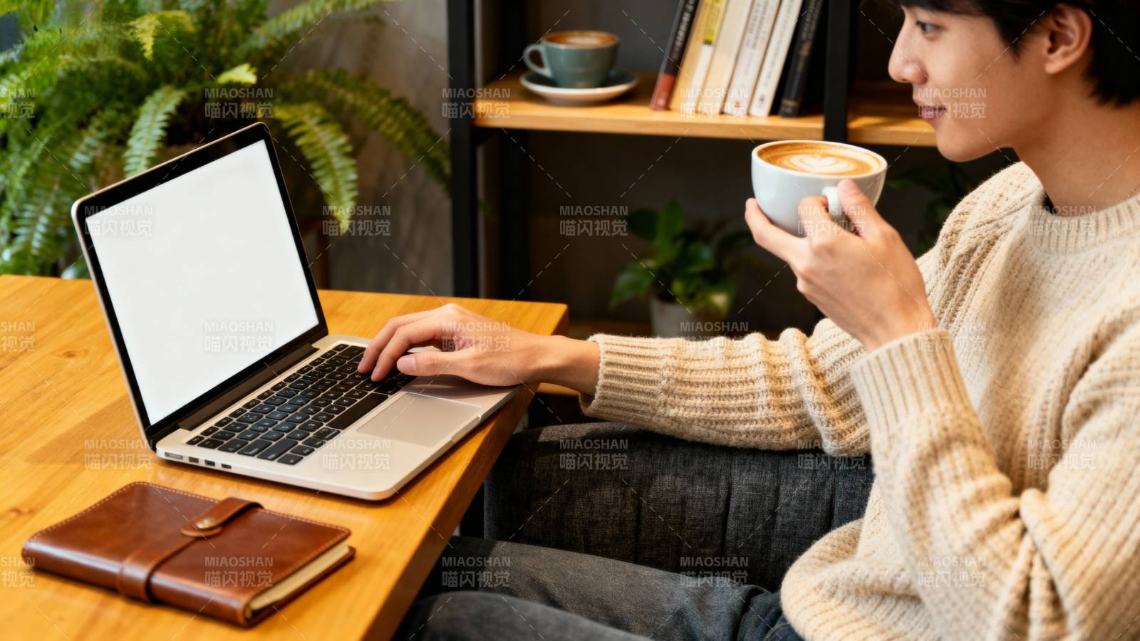 居家办公喝咖啡图片