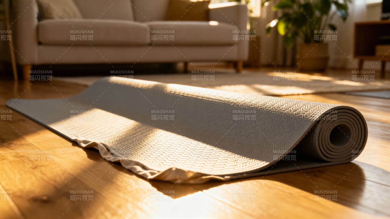 阳光下的瑜伽垫图片