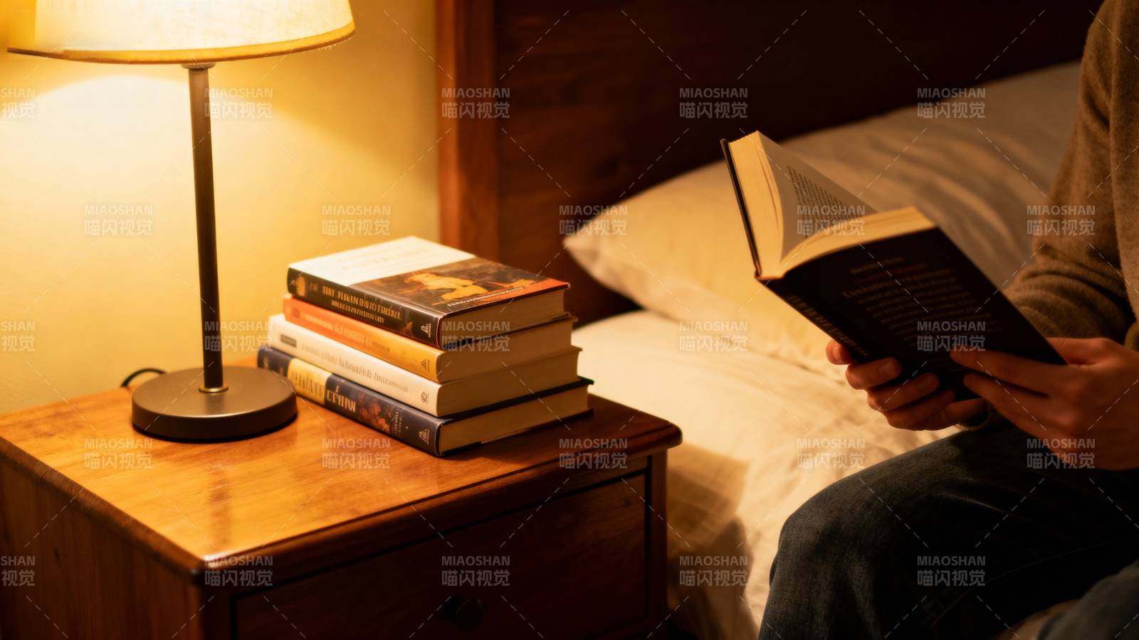 床头灯下读书图片