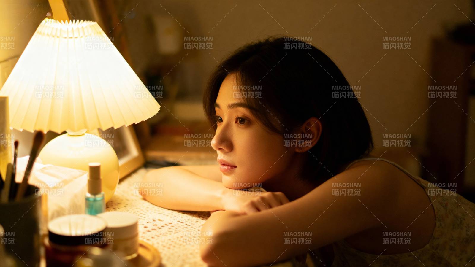 灯下静思的女子图片