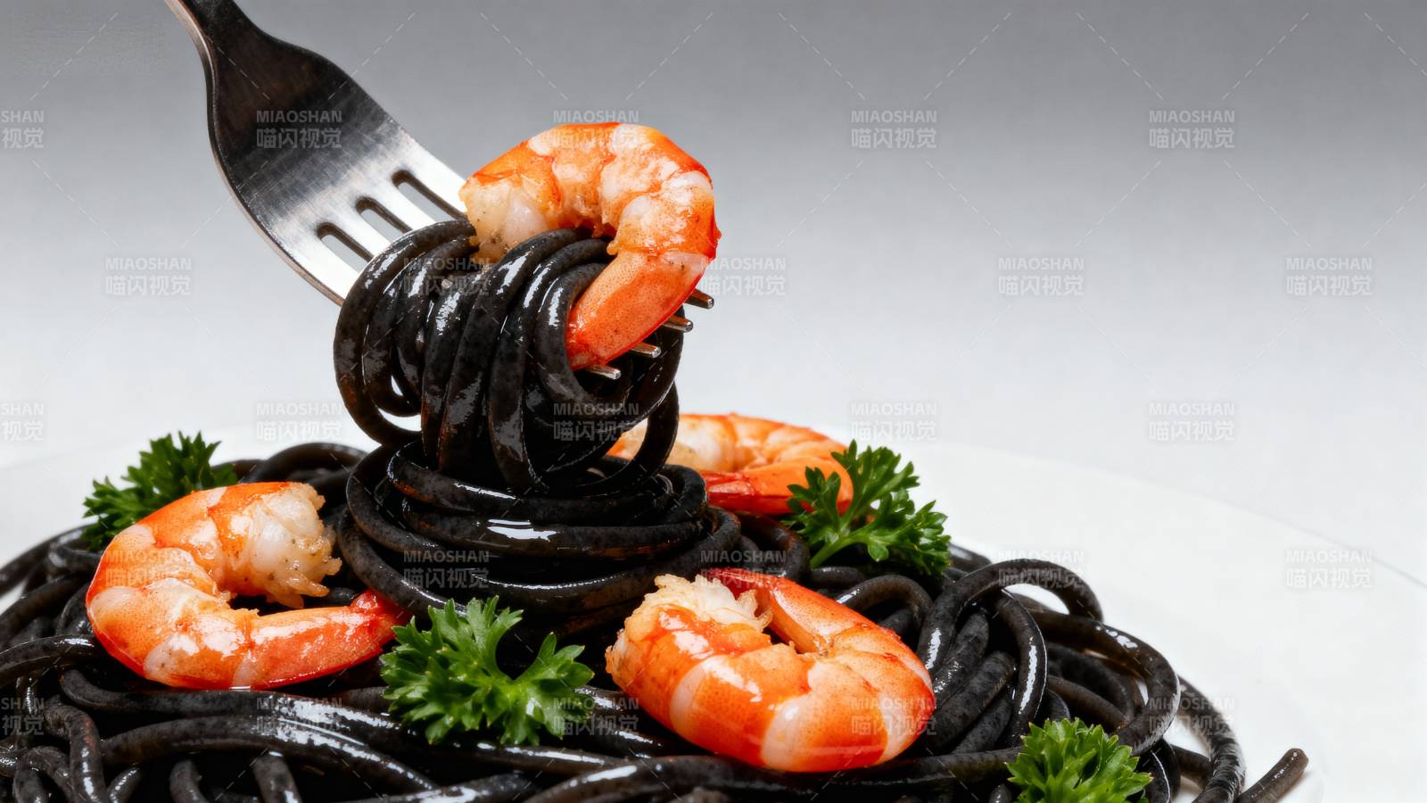 墨鱼汁意面配虾仁图片