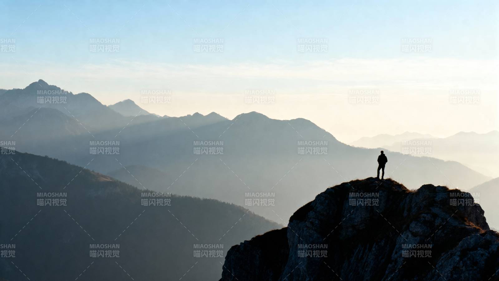 登顶远眺山河图片