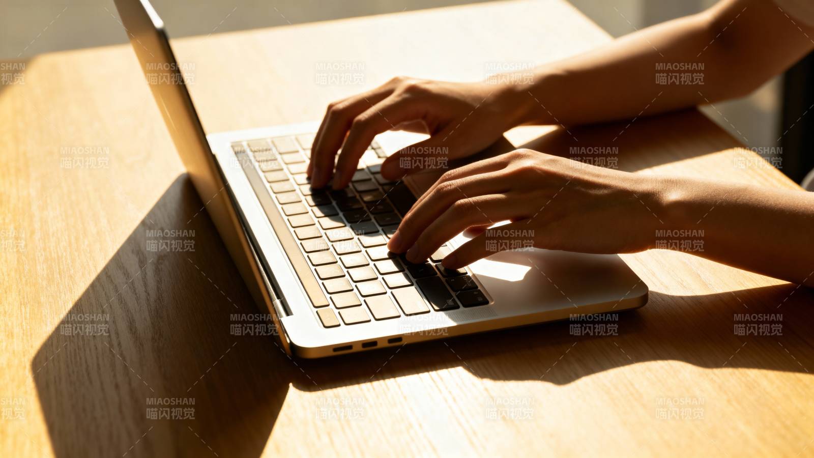 阳光下敲击键盘图片