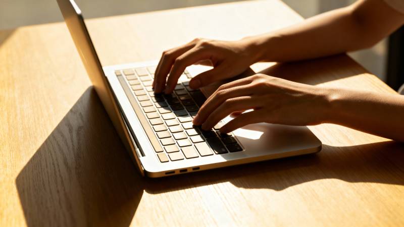 阳光下敲击键盘图片