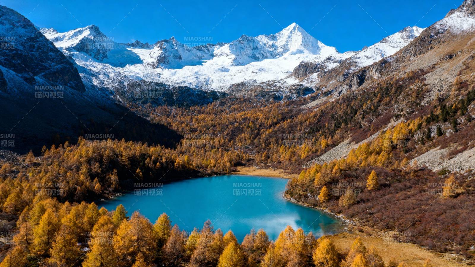 秋山碧湖雪峰图片