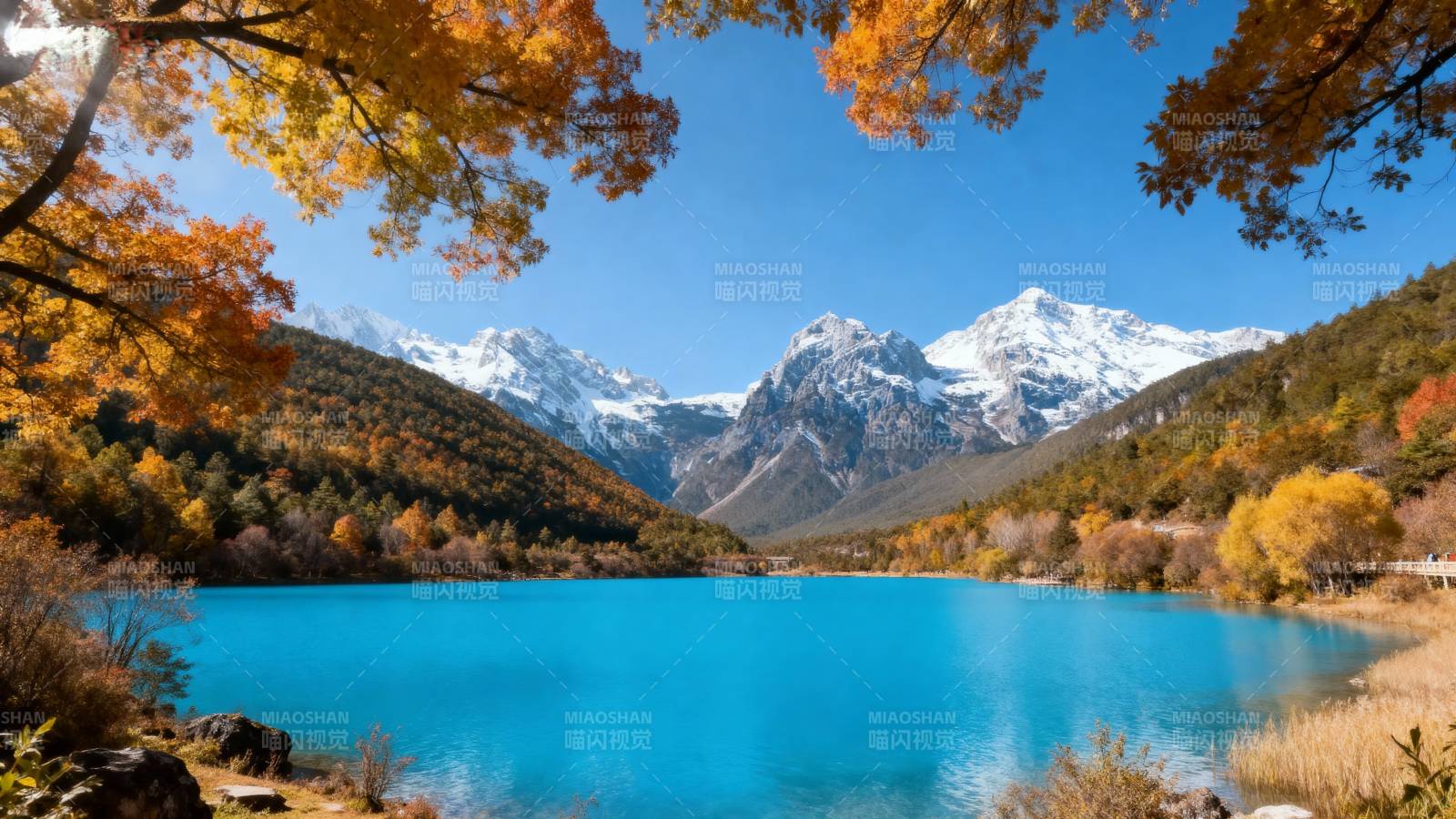 秋湖雪山美景图片