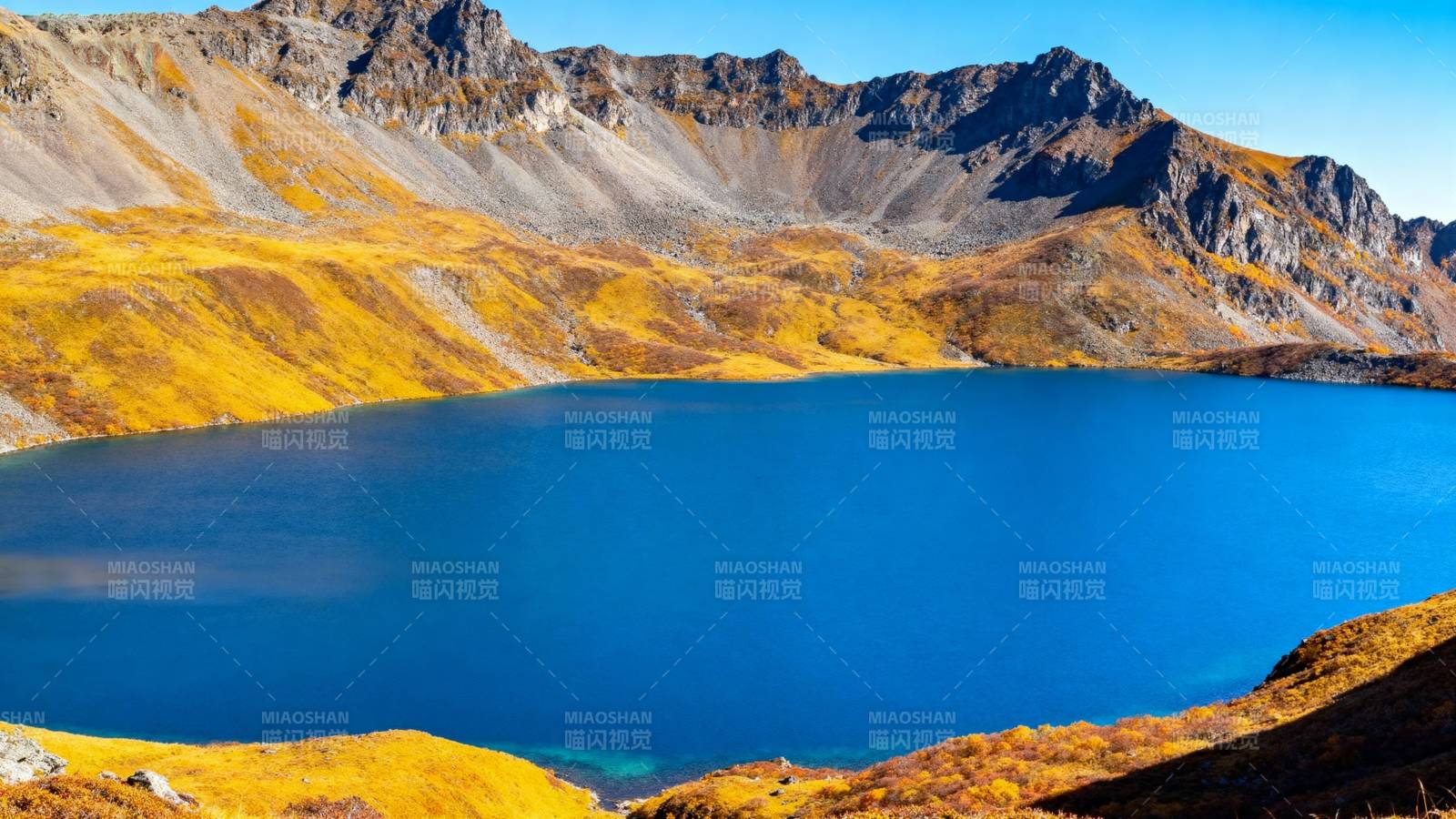 高山湖秋色图片