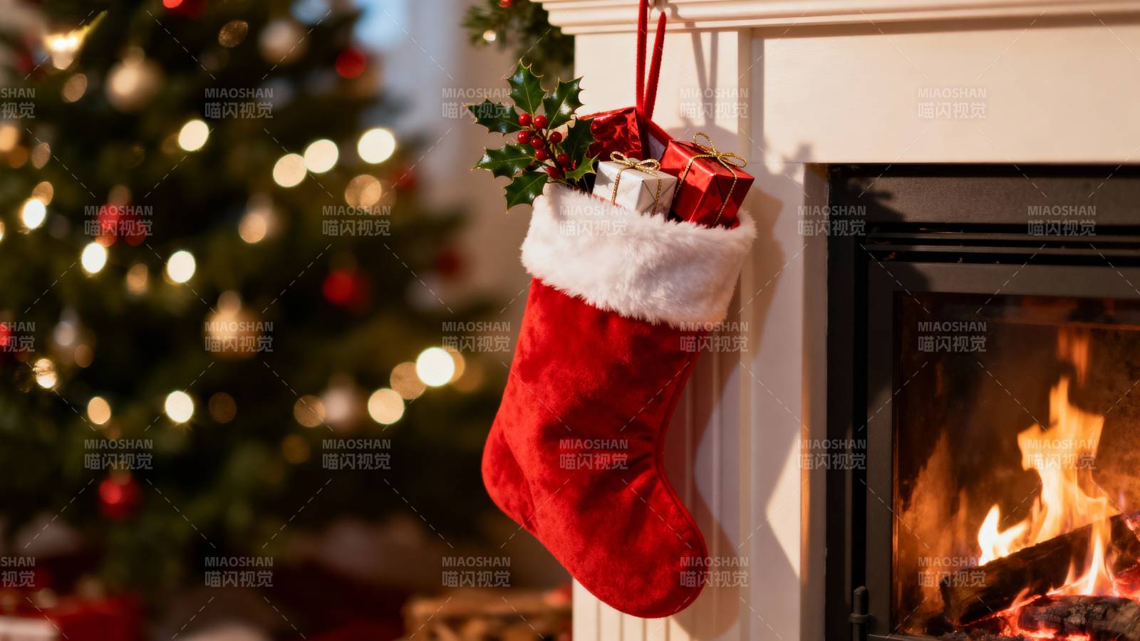 圣诞袜挂壁炉旁图片