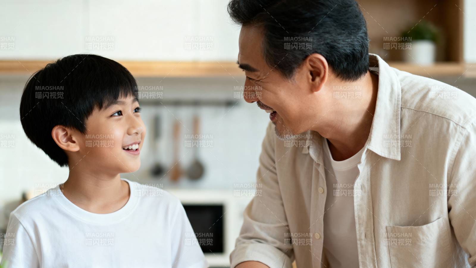 父子厨房温馨互动图片