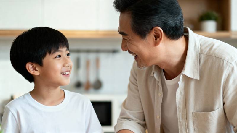 父子厨房温馨互动图片