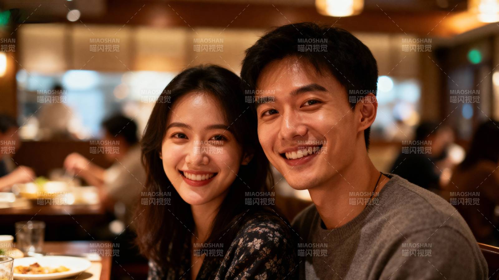 情侣餐厅共度时光图片