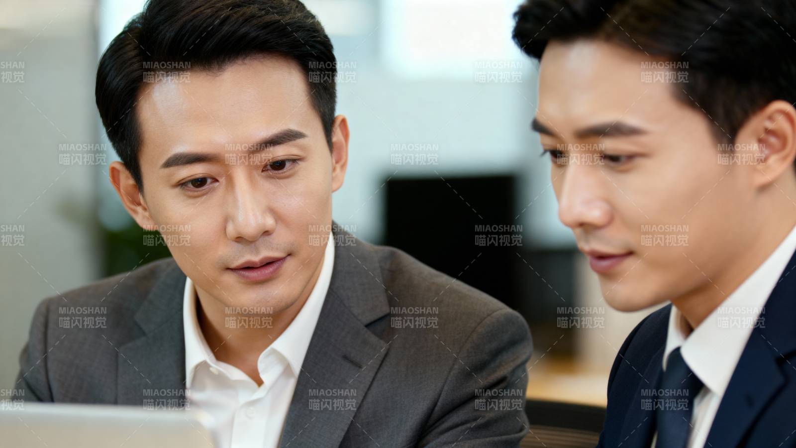 商务精英专注工作图片