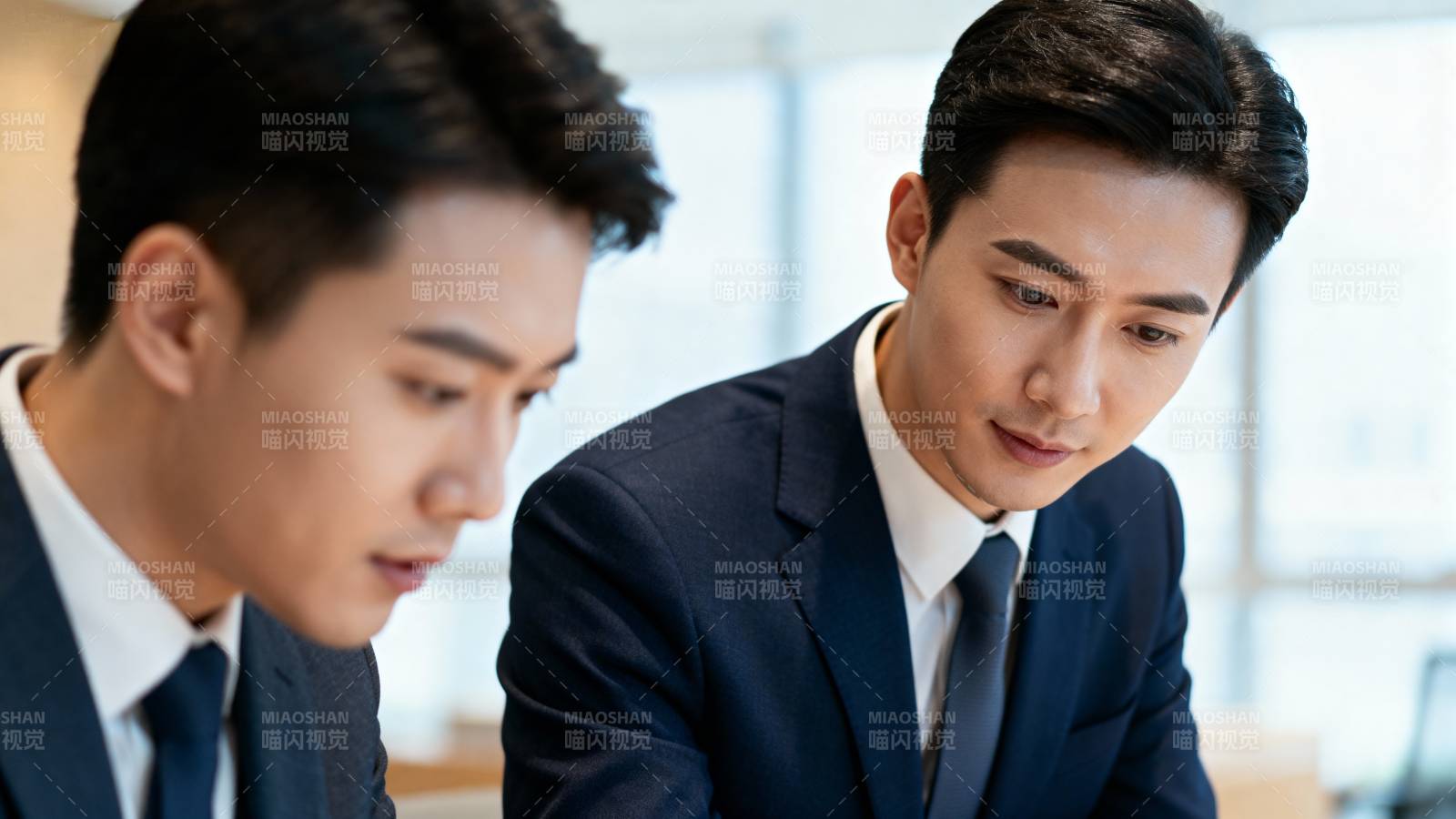 商务精英专注工作图片