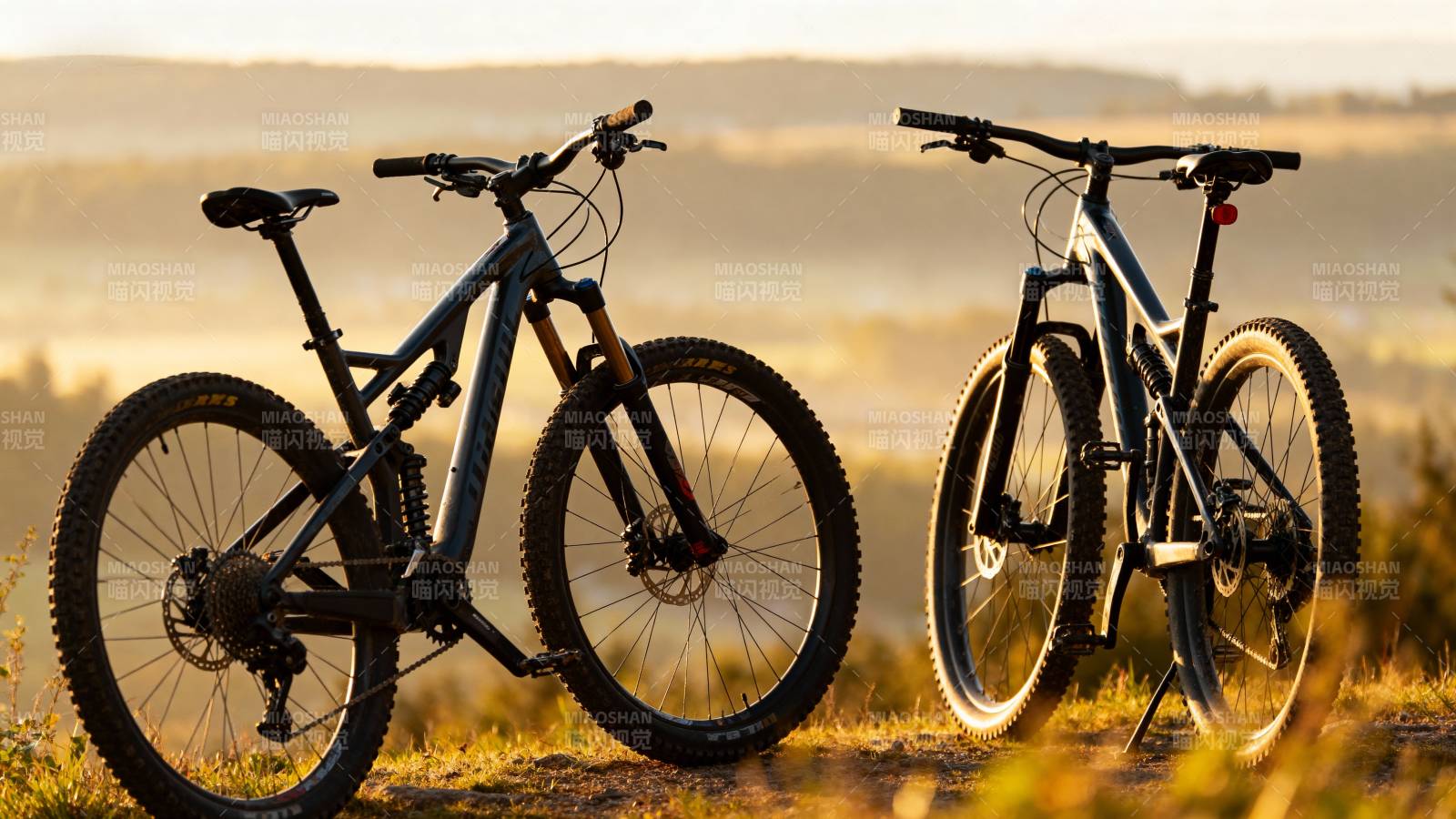山地车静立黄昏图片