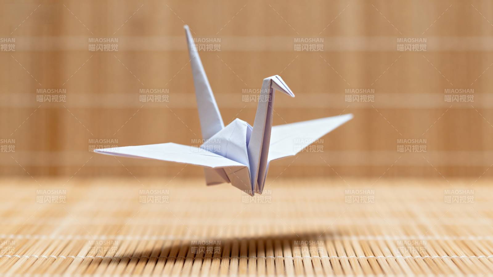 纸鹤静立竹席上图片