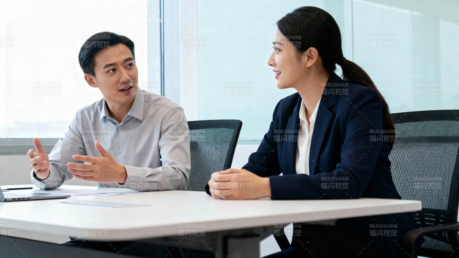 商务洽谈现场图片