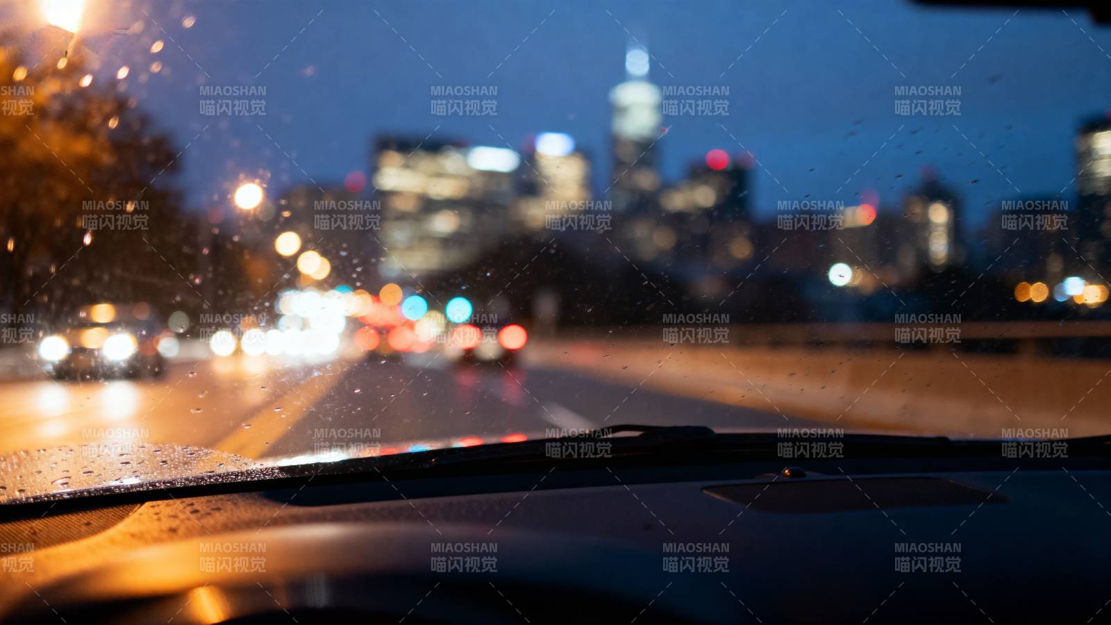 雨夜行车 城市灯火图片