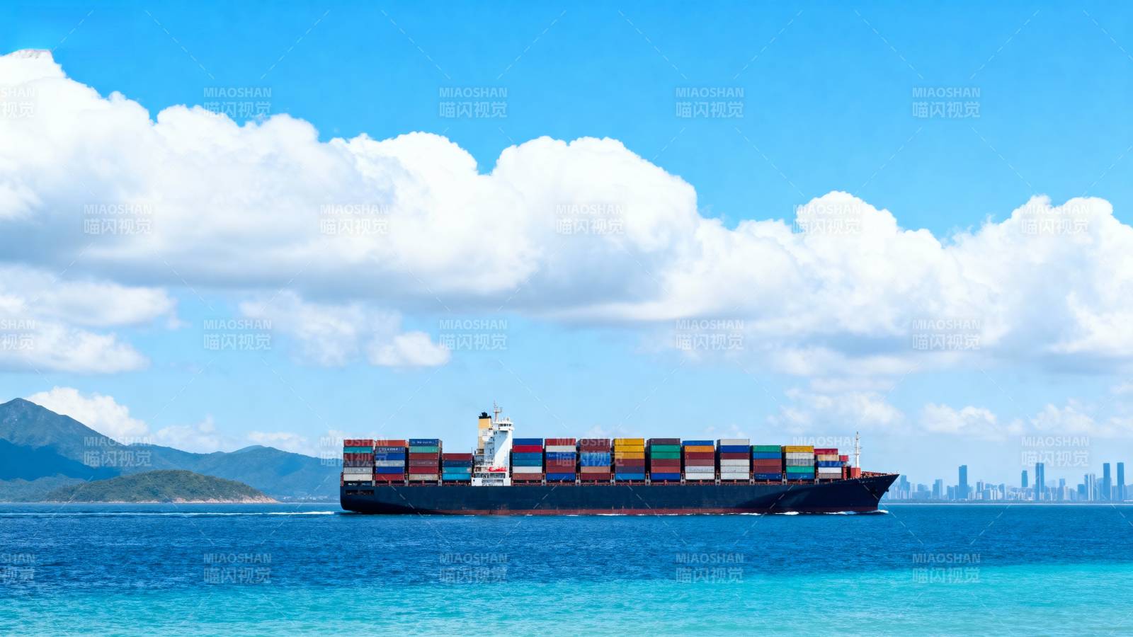 货轮航行于碧海蓝天图片