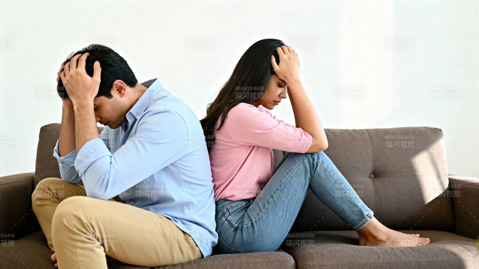 夫妻背对背愁苦图片