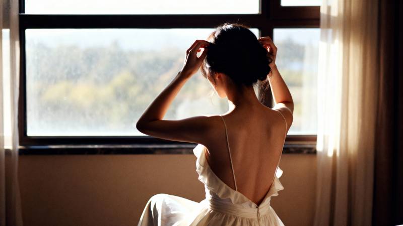 窗边新娘梳妆图片