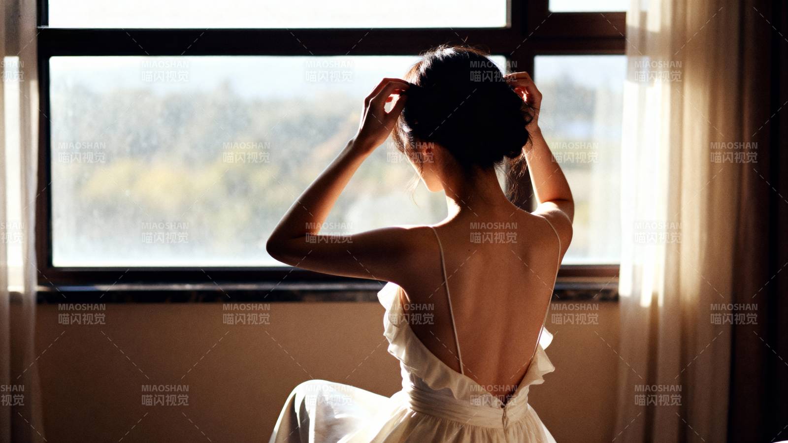 窗边新娘梳妆图片