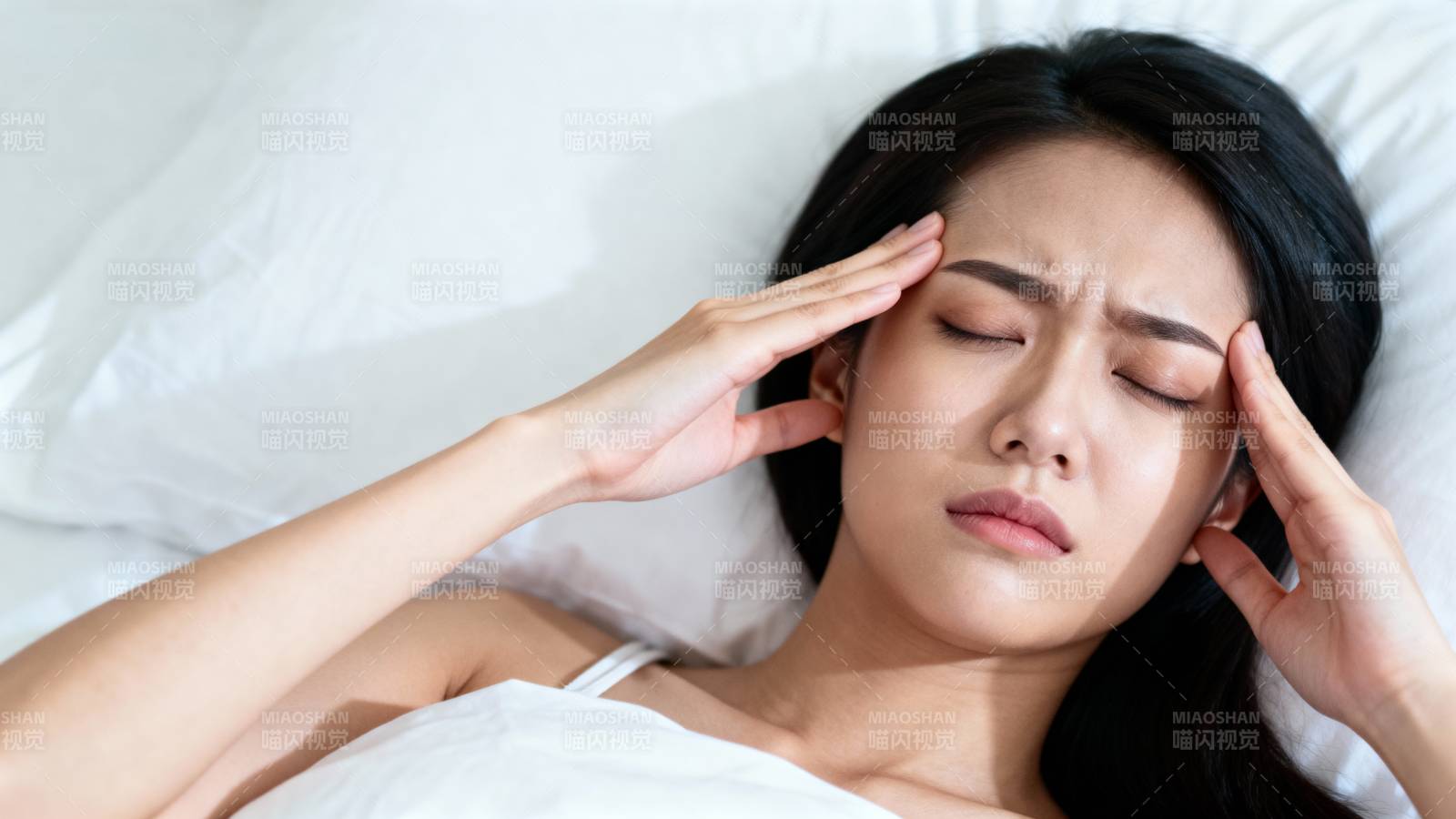 头痛困扰 难以入眠图片