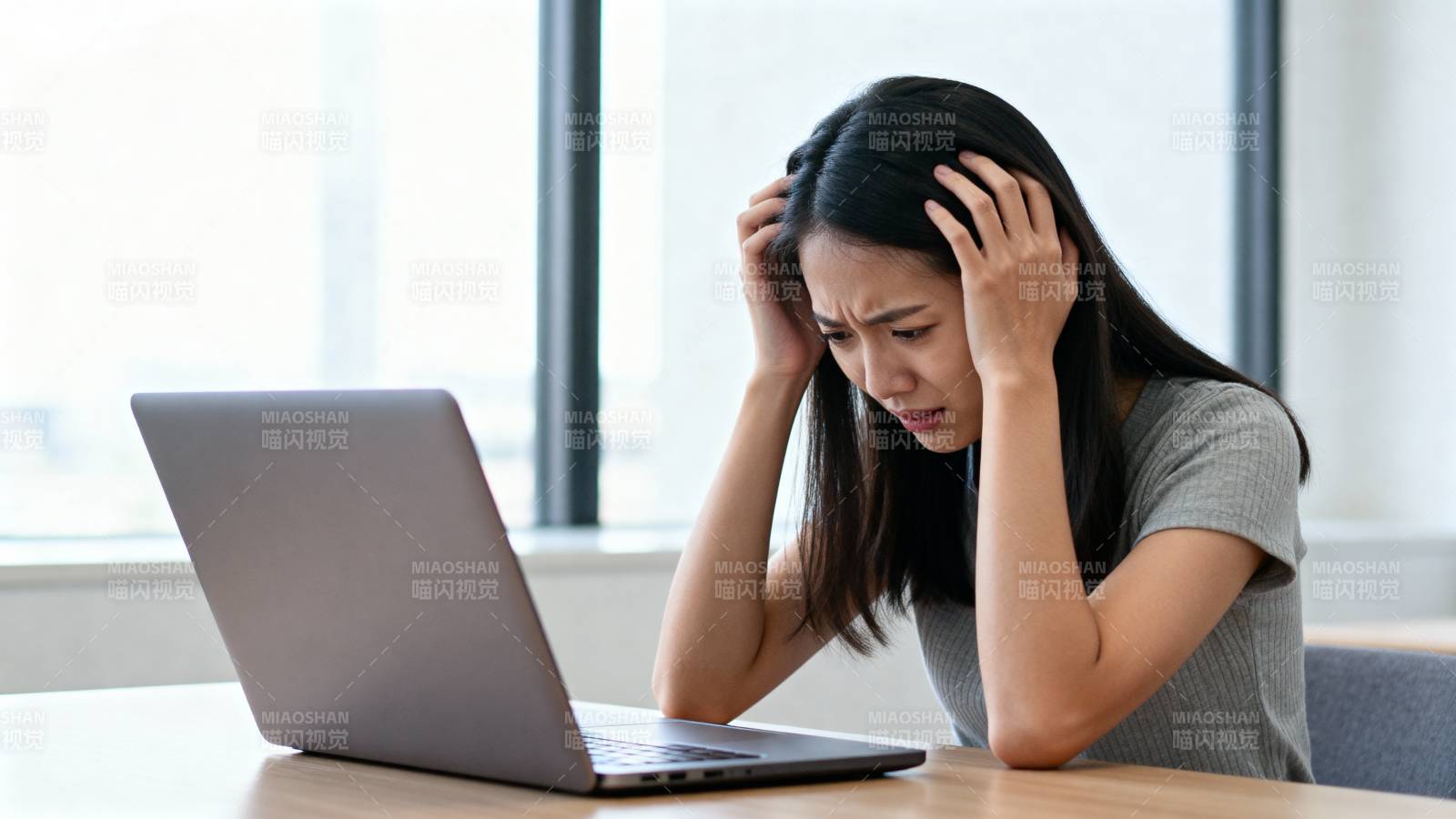 女子焦虑看电脑图片