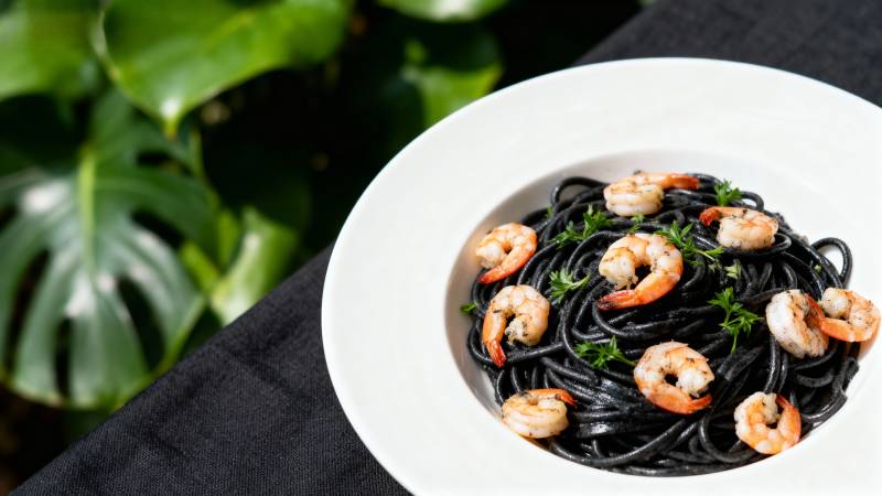 墨鱼汁意面配虾仁图片