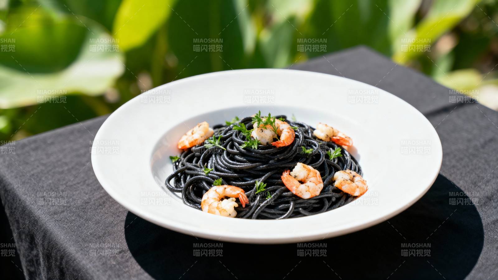 墨鱼汁意面配虾仁图片