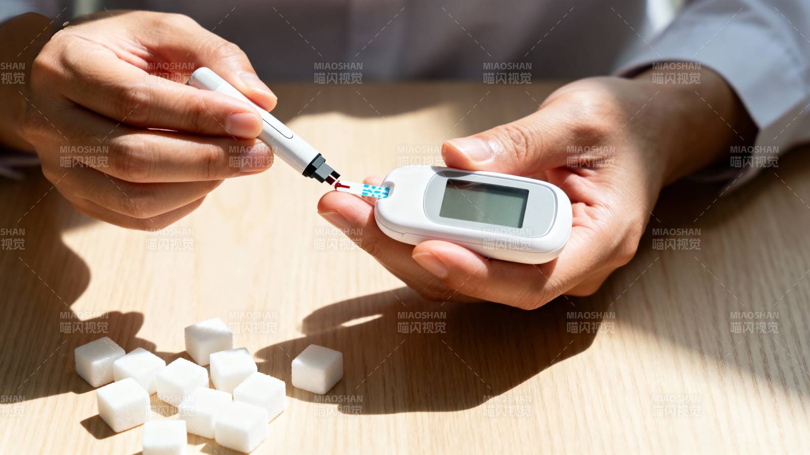 血糖检测与糖块对比图片