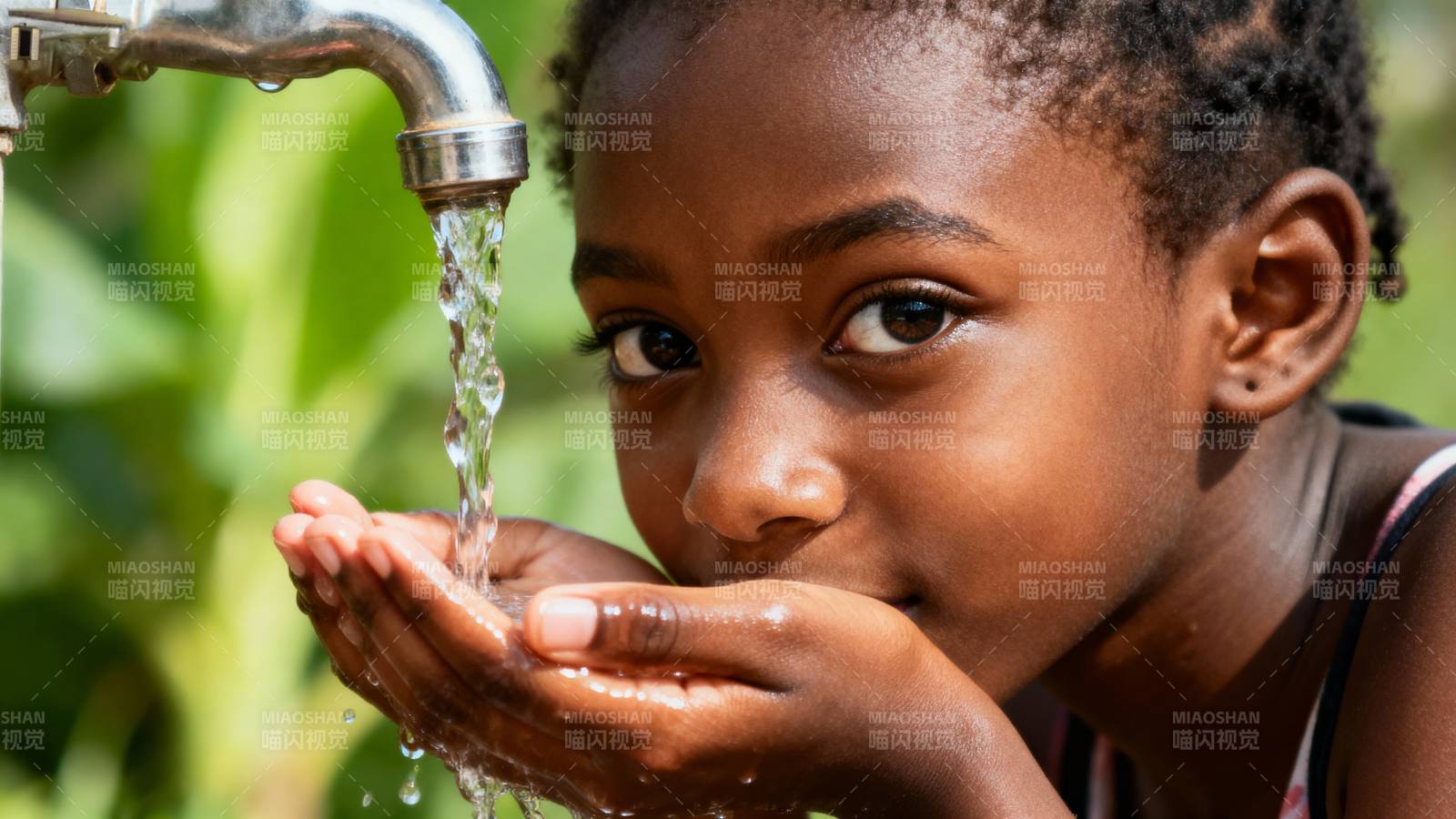 小女孩接水喝图片