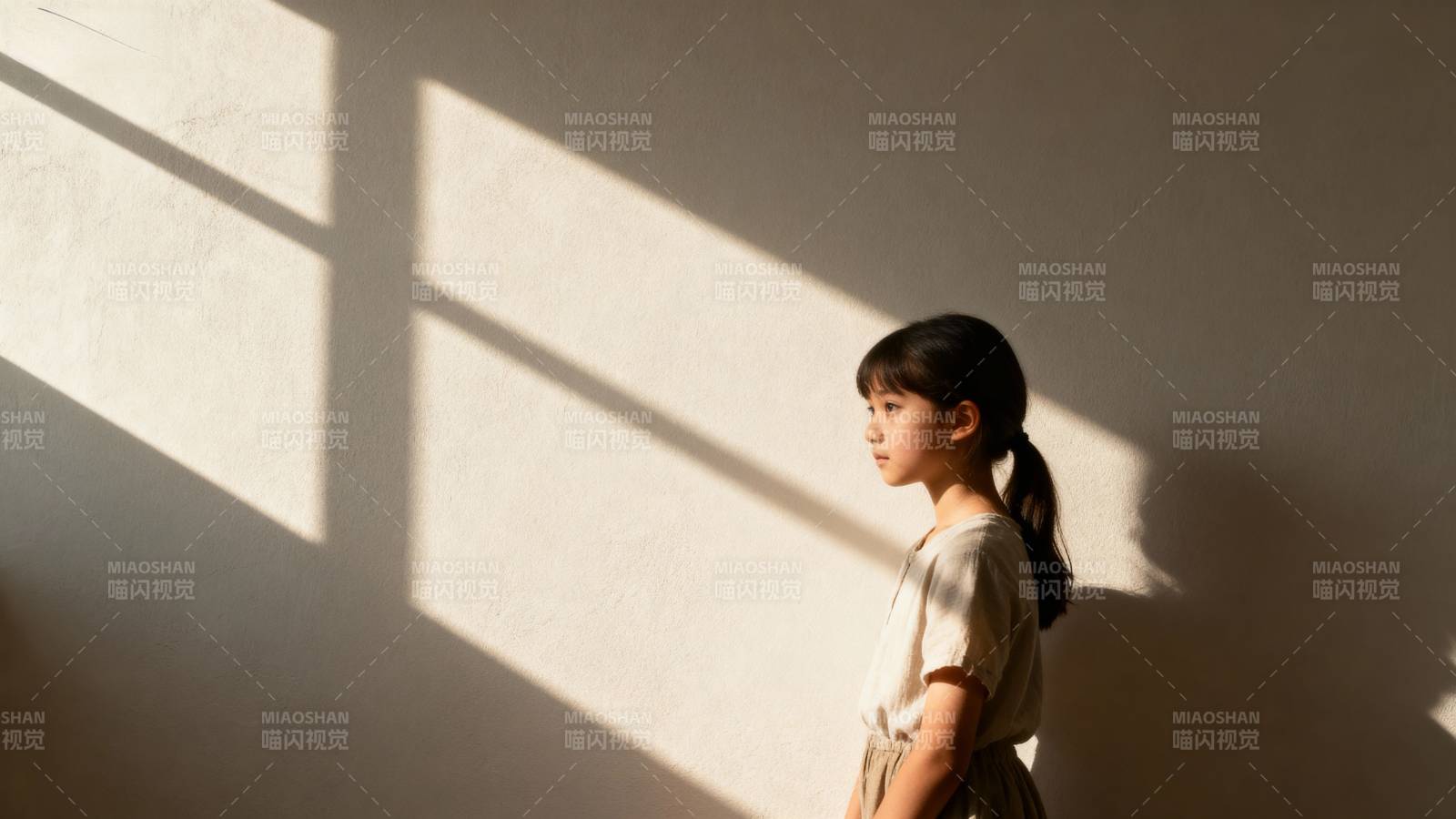 光影中的女孩图片