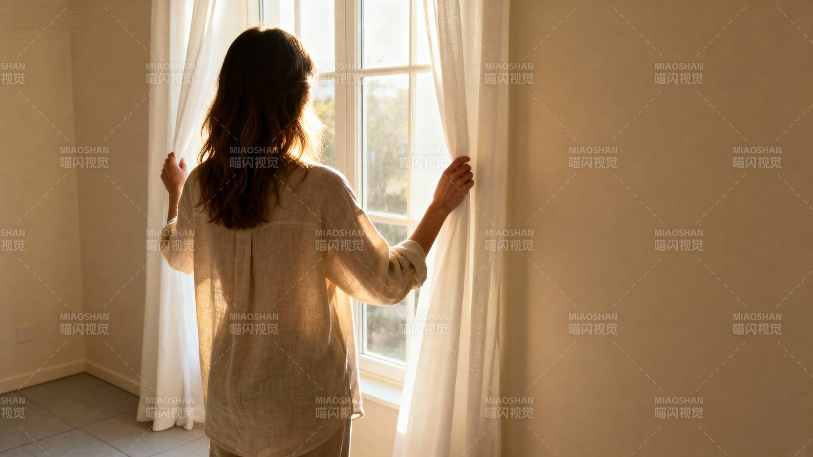 晨光中的女子图片