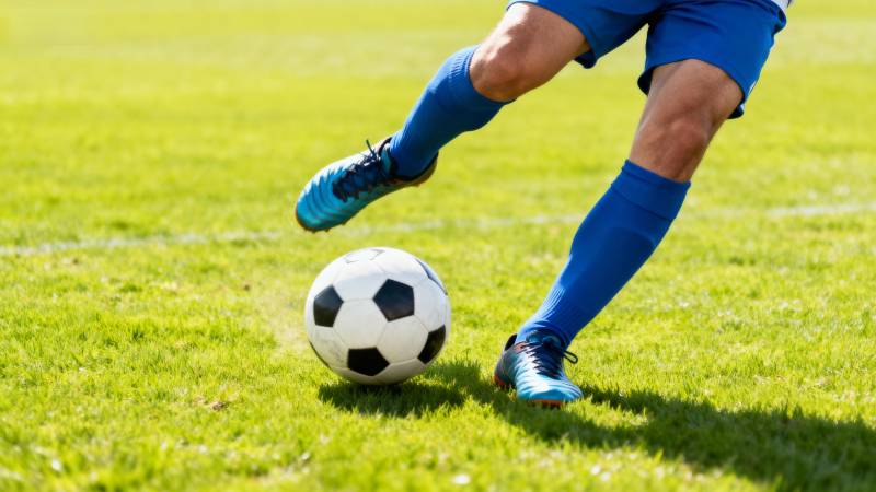 足球运动员踢球瞬间图片