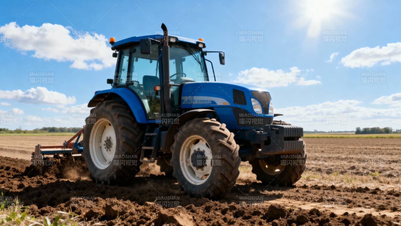蓝色拖拉机耕田图片