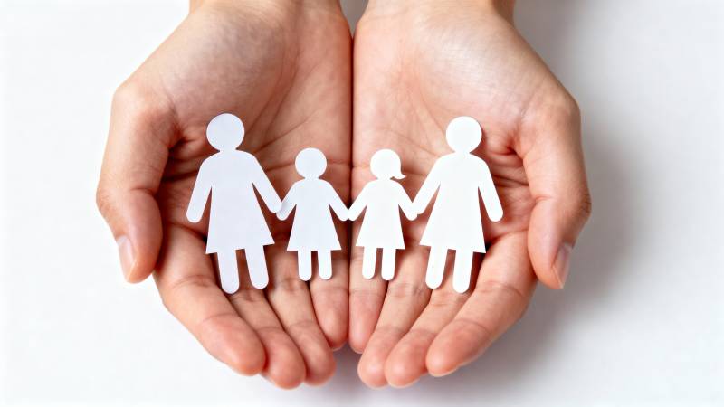 双手捧着纸片家庭图片