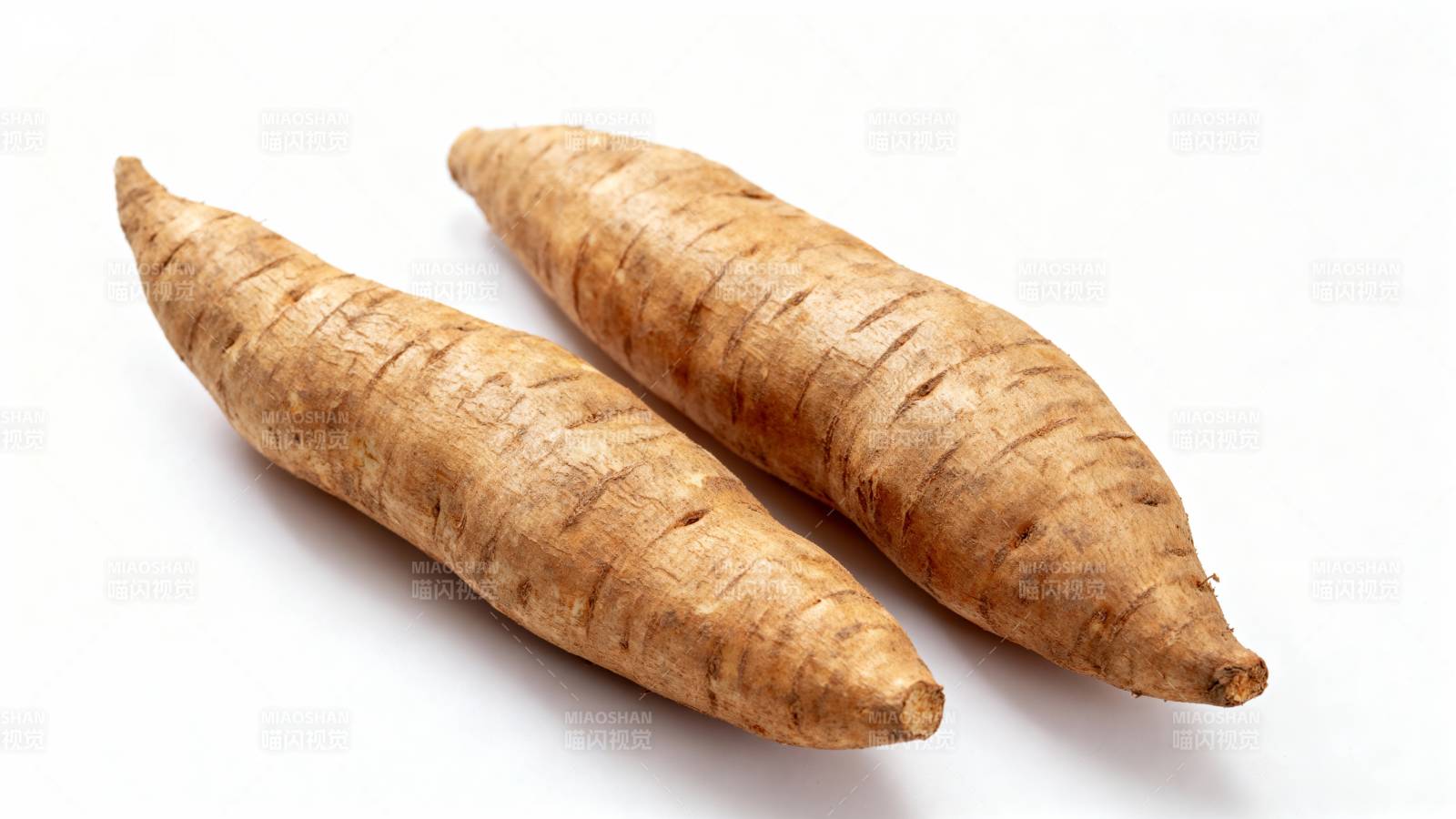 两根山药静置白底图片