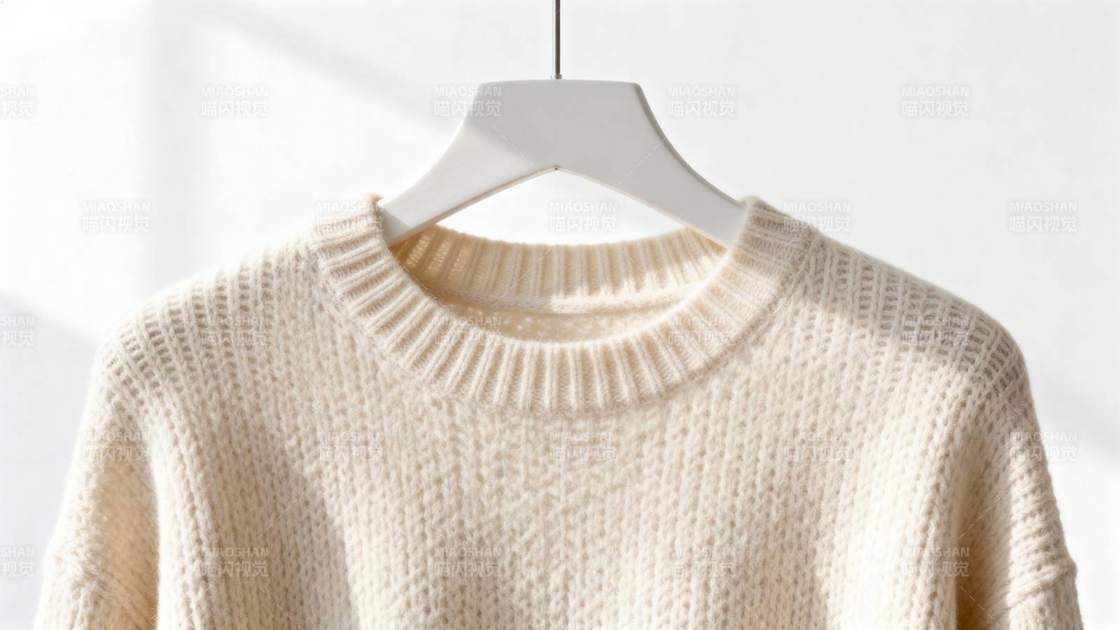 米色毛衣挂展示图片