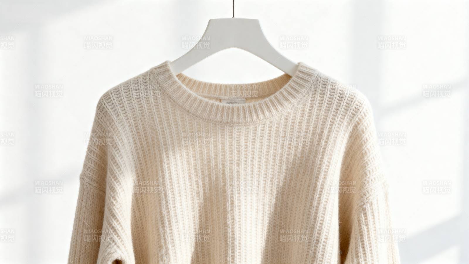 米色毛衣挂拍图片