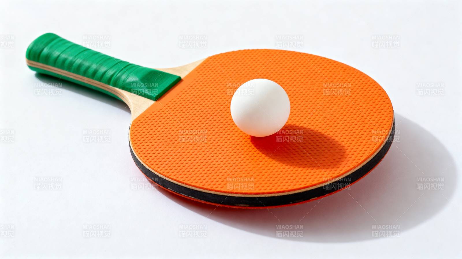 乒乓球拍与球图片