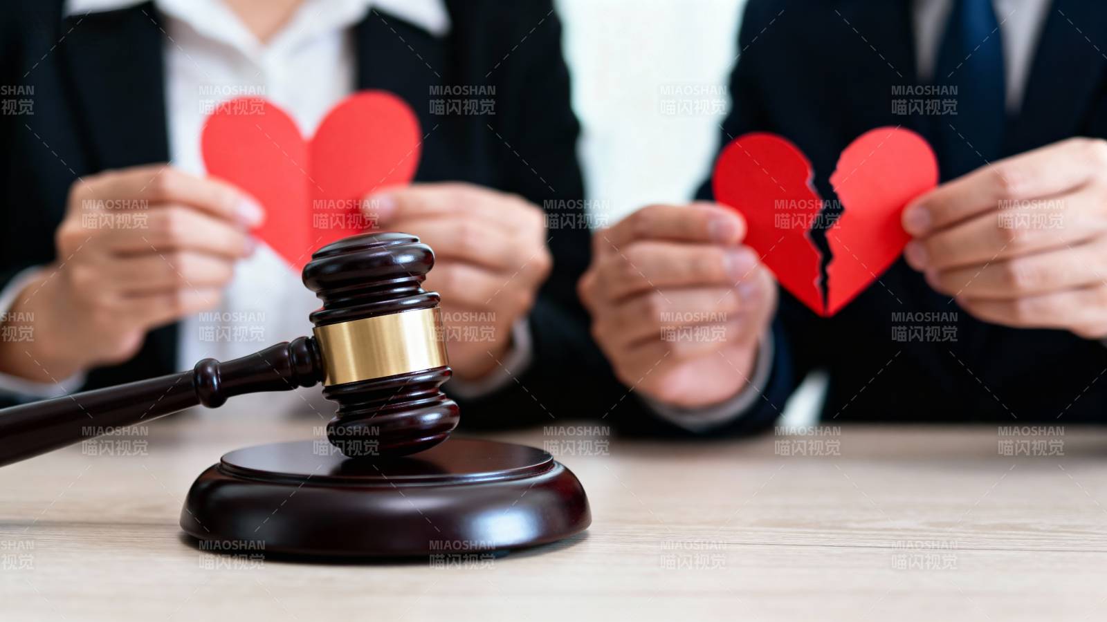 离婚诉讼现场图片