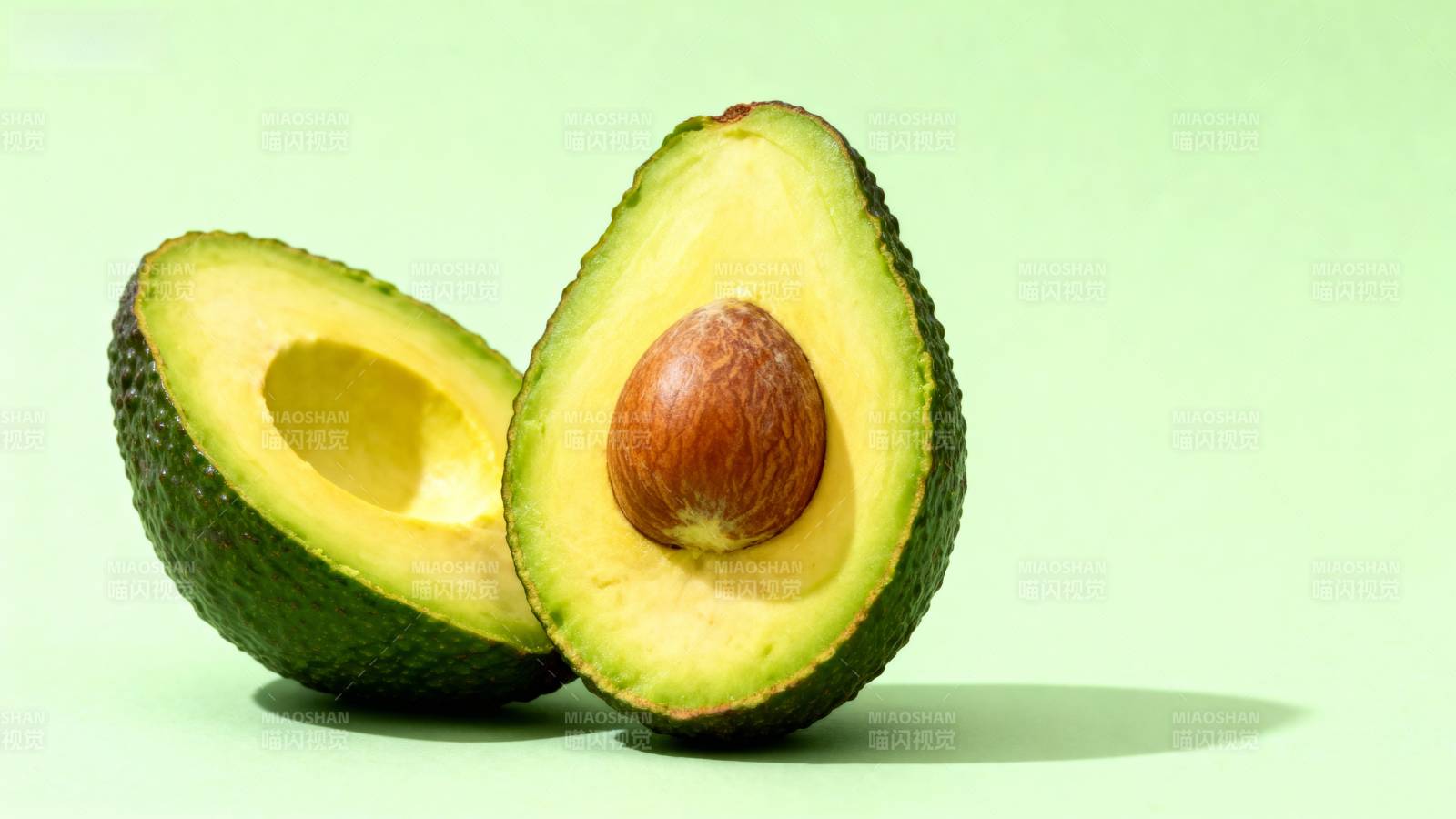 牛油果切开一半图片
