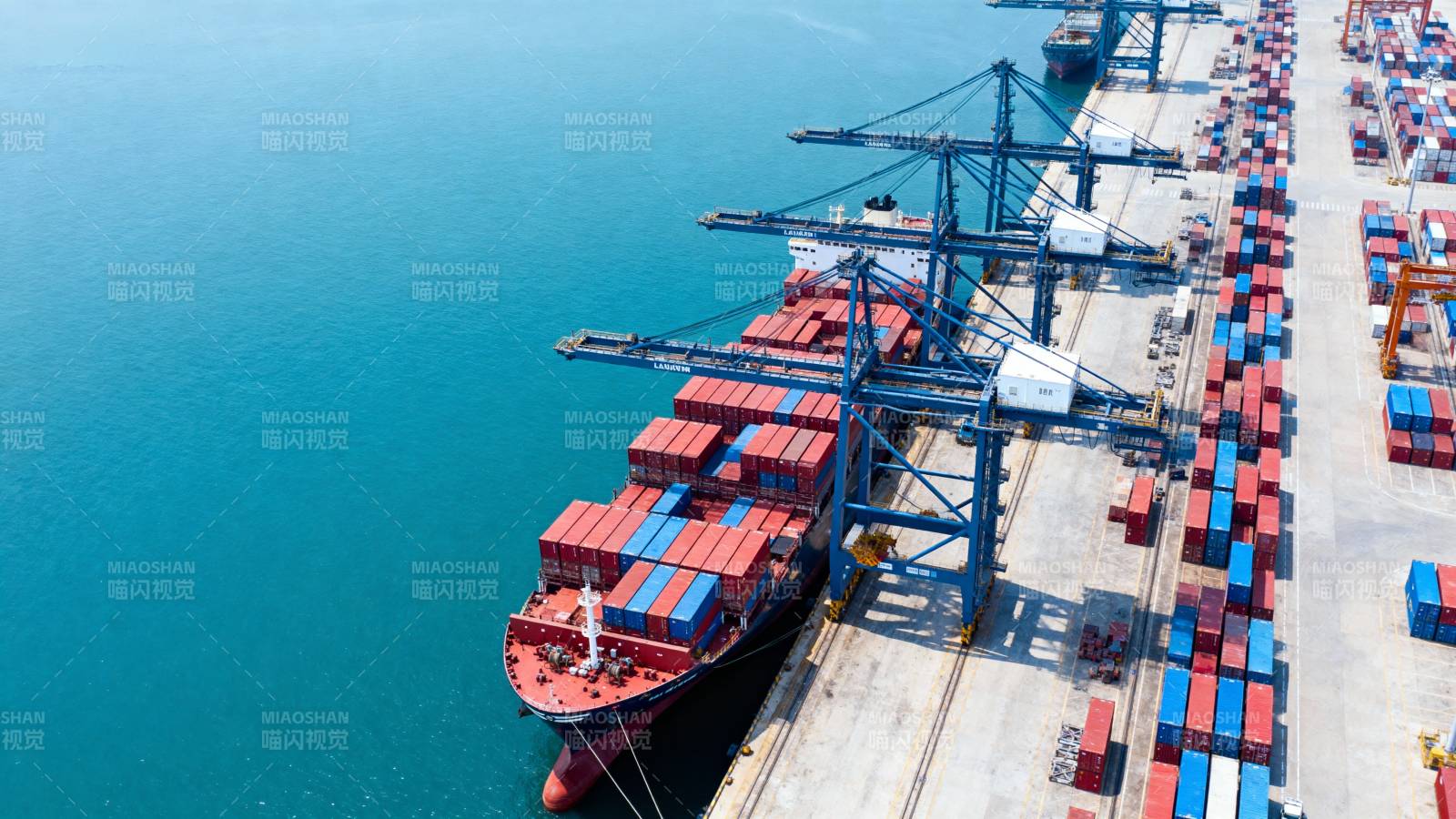 繁忙的集装箱港口图片