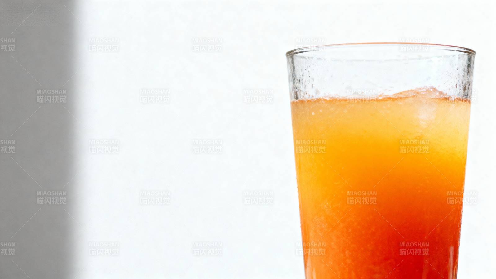 橙色饮品特写图片