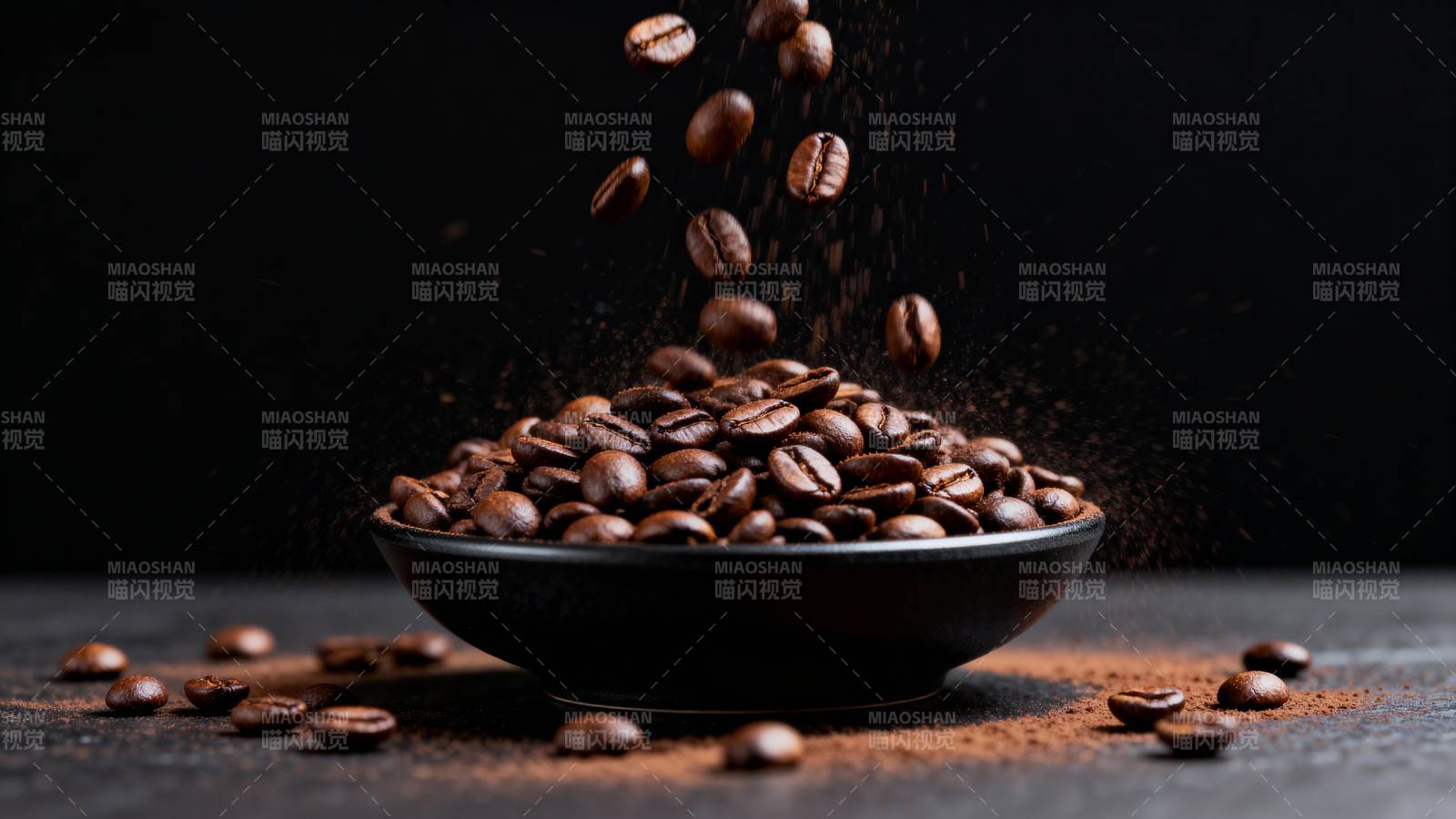 咖啡豆飞溅入碗图片