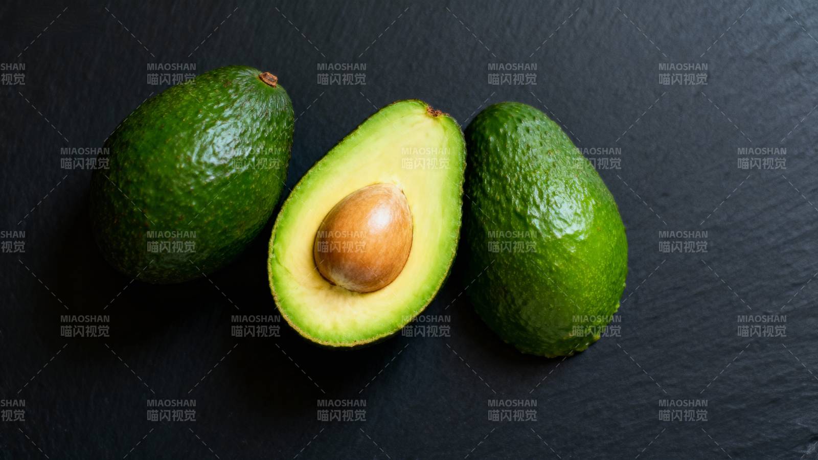 新鲜牛油果特写图片