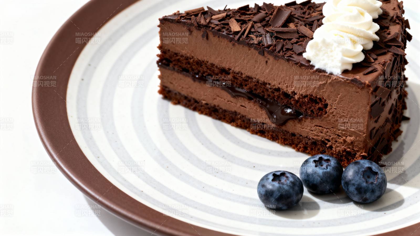 巧克力蛋糕配蓝莓图片