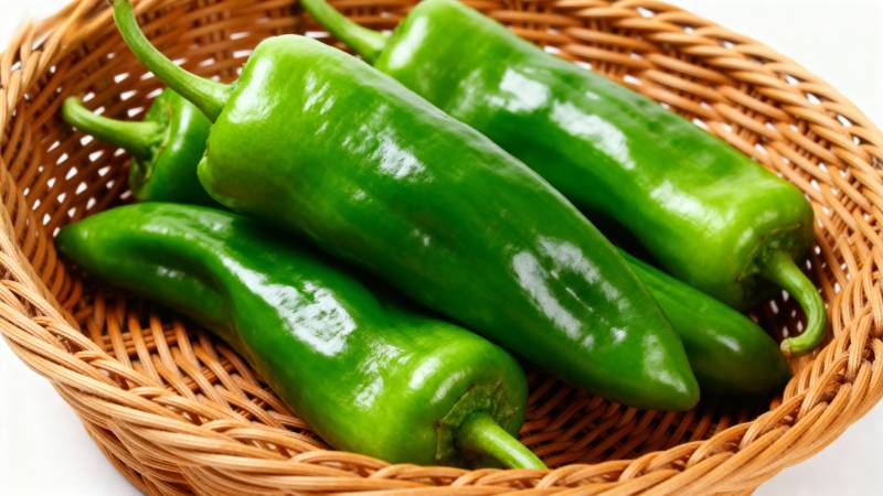 青椒篮中鲜嫩绿图片