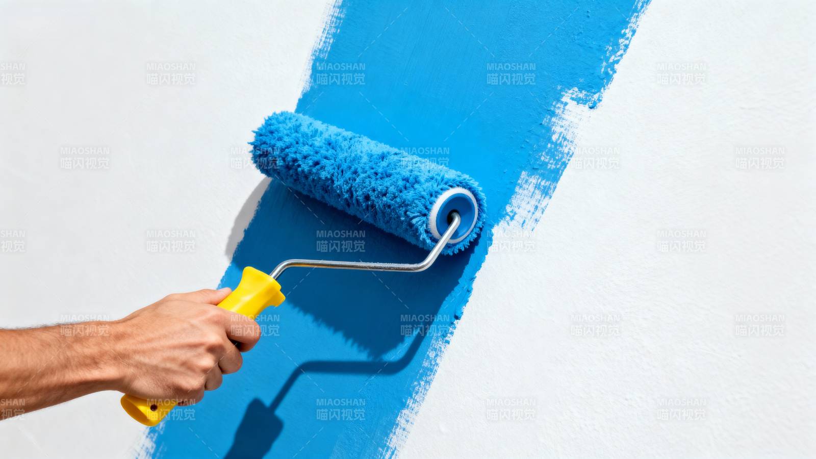 滚刷涂蓝墙图片