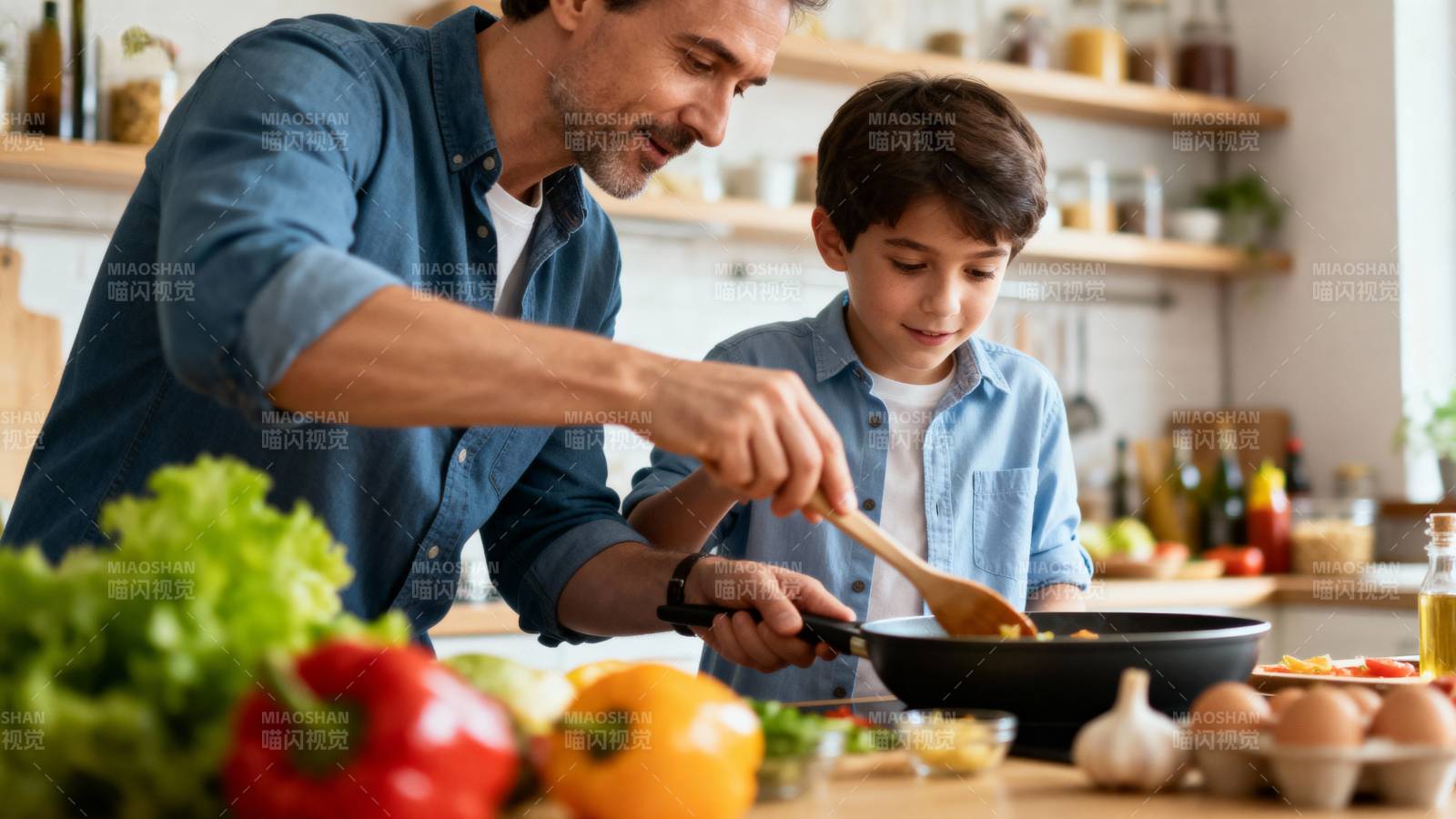 父子共烹美味佳肴图片